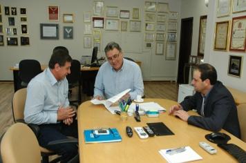 O prefeito Pedro de Oliveira esteve em reuni&atild
