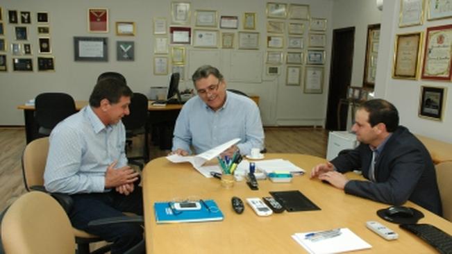O prefeito Pedro de Oliveira esteve em reuni&atild